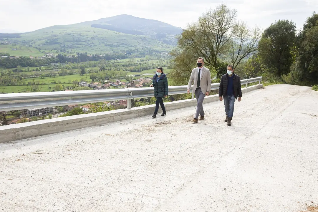 El consejero de Desarrollo Rural, Ganader&iacute;a, Pesca,Alimentaci&oacute;n y Medio Ambiente, GuillermoBlanco, realiza una visita institucional a Corvera de Toranzo