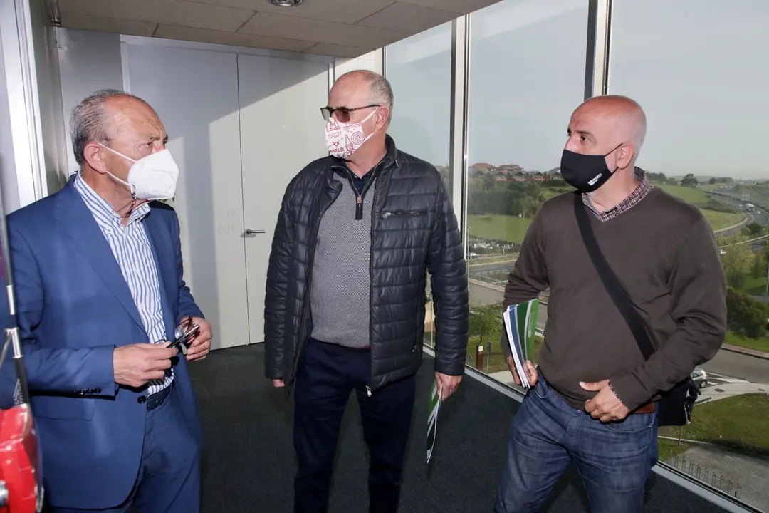 El consejero Javier L&oacute;pez Marcano y representantes de la Red C&aacute;ntabra de Desarrollo Rural