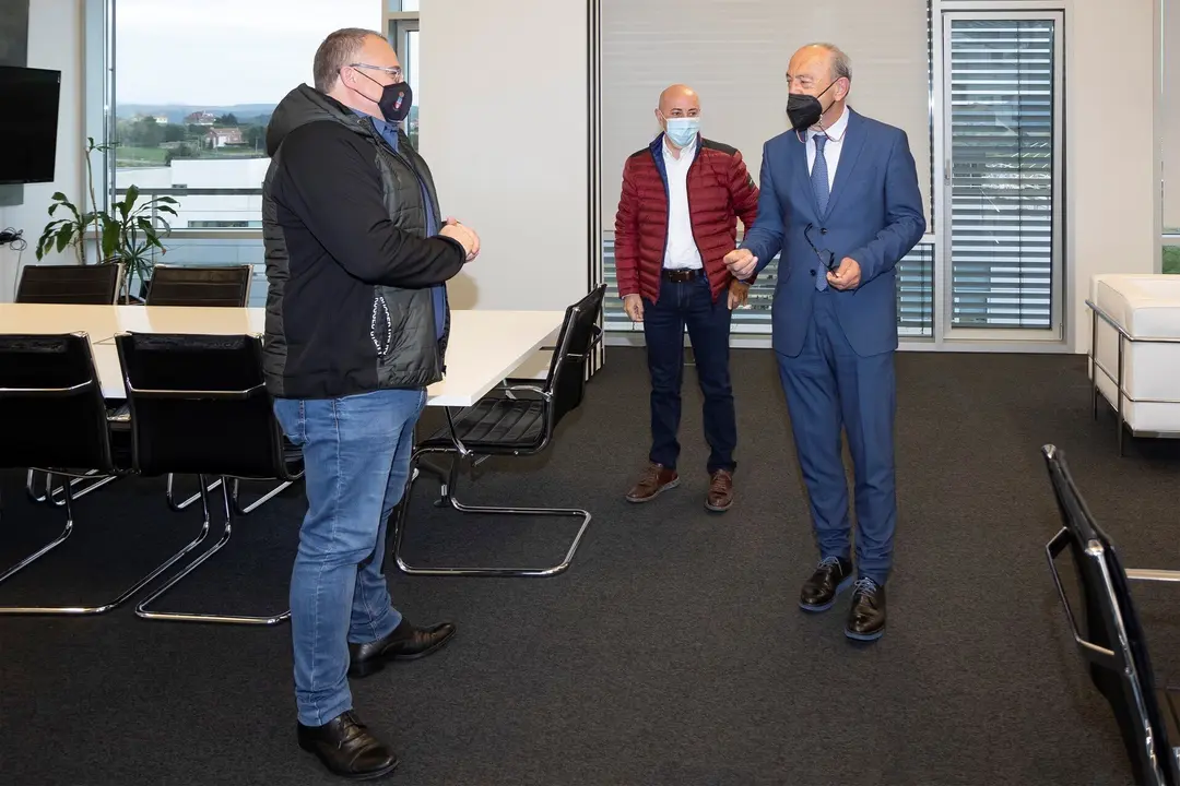 El consejero de Industria, Turismo, Innovaci&oacute;n, Transporte y Comercio, Javier L&oacute;pez Marcano, recibe al alcalde de B&aacute;rcena de Cicero