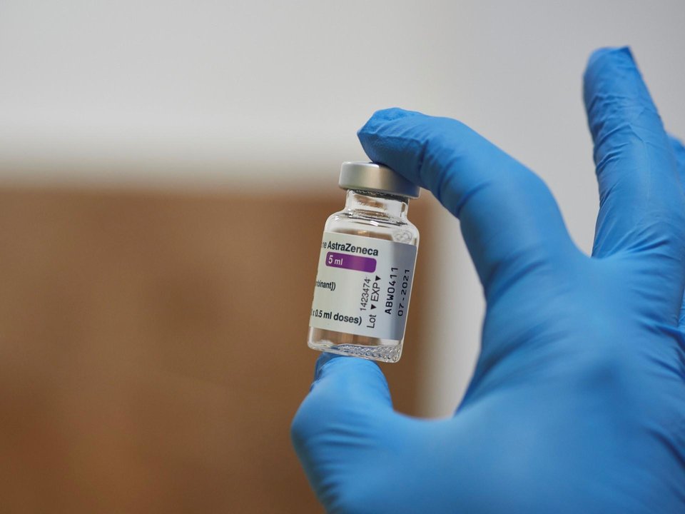 Una sanitaria con un vial de la vacuna de AstraZeneca contra el Covid-19 
