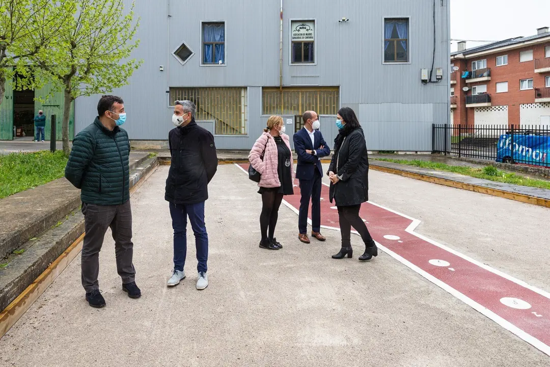 El vicepresidente y consejero de Universidades, Igualdad, Cultura y Deporte, Pablo Zuloaga, visita las obras de la bolera de El Robledal