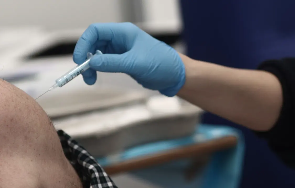 Un hombre es vacunado 