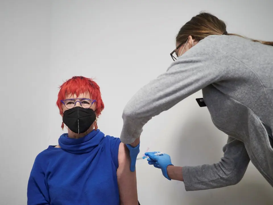 Una sanitaria vacuna a la consejera de Salud del Gobierno de Navarra, Santos Indur&aacute;in contra el Covid-19 en el Antiguo colegio de Maristas, a 10 de abril de 2021, en Pamplona, Navarra (Espa&ntilde;a). La consejera de Salud se vacuna con la dosis de AstraZeneca, 