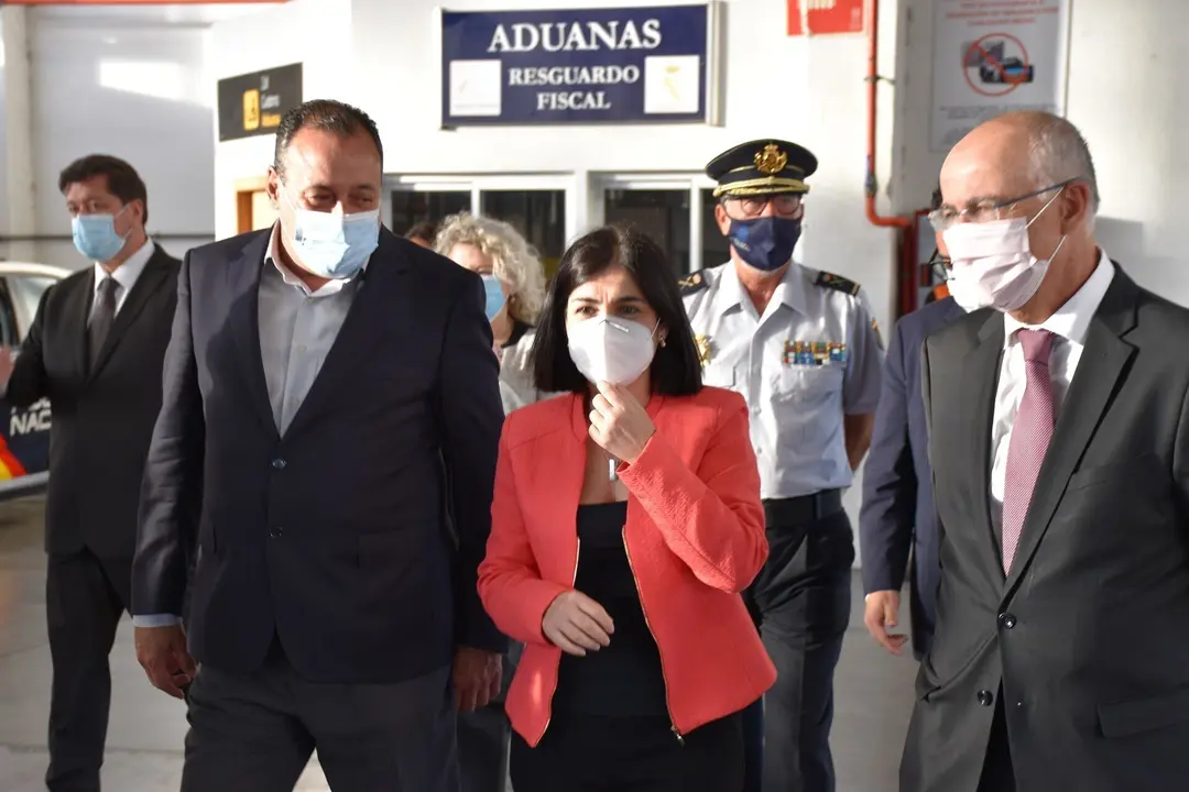 La ministra de Sanidad, Carolina Darias, en el centro de la imagen, durante la repci&oacute;n de vacunas en Gran Canaria