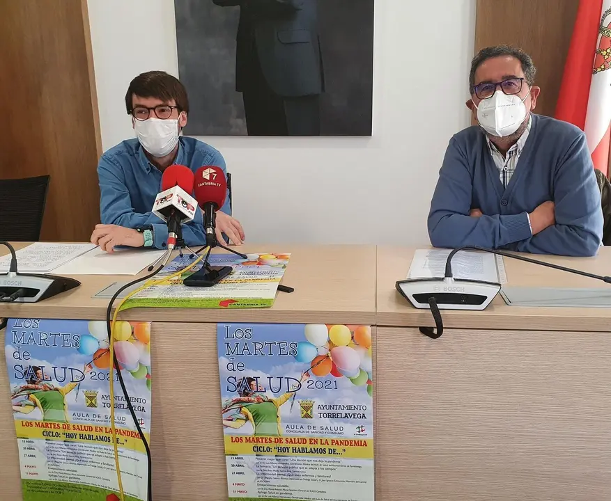 El concejal de Sanidad, Borja Sainz; y el coordinador de 'Los Martes de salud', Luis Alfonso Hern&aacute;ndez; presentan una nueva edici&oacute;n del programa