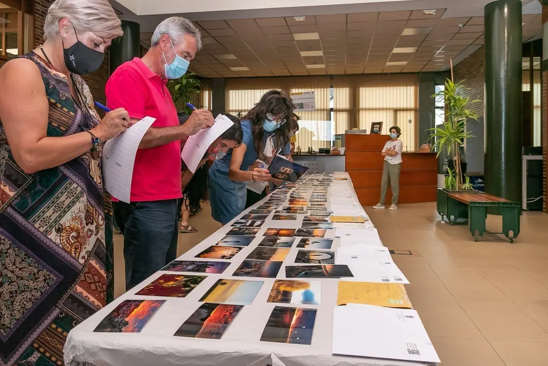 Archivo - La alcaldesa y miembros el jurado en la revisi&oacute;n de las fotograf&iacute;as. Archivo