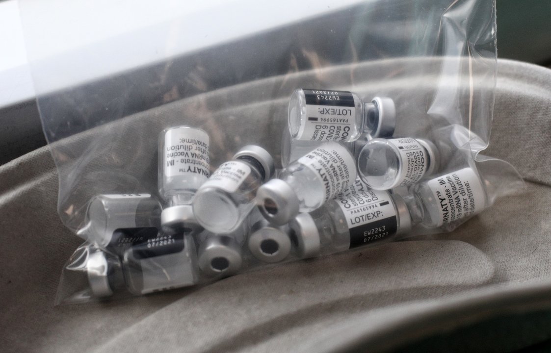 Una bolsa con varias dosis de la vacuna Pzifer, en el Hospital Universitario de La Paz, a 12 de abril de 2021, en Madrid (España).