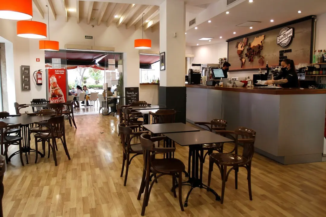 Interior de un bar. Archivo