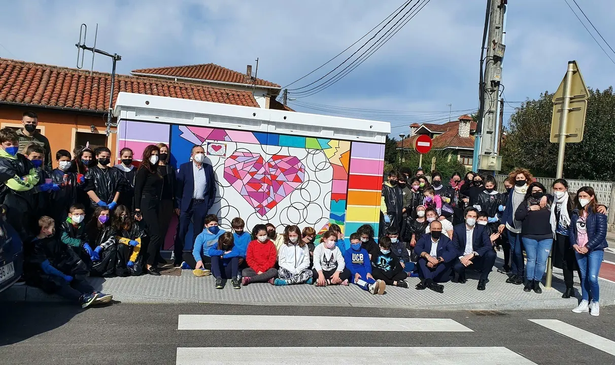 Los escolares torrelaveguenses decoran los cuadros el&eacute;ctricos del municipio