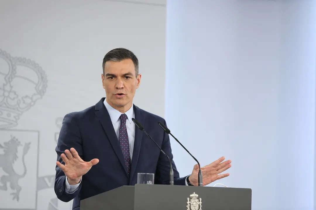 El presidente del Gobierno, Pedro S&aacute;nchez, interviene en una rueda de prensa tras la reuni&oacute;n del Consejo de Ministros en Moncloa, a 13 de abril de 2021, en Madrid (Espa&ntilde;a). Durante su comparecencia, S&aacute;nchez ha informado de las decisiones tomadas en el Con