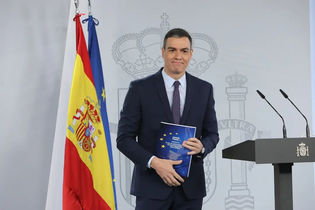 El presidente del Gobierno, Pedro S&aacute;nchez, a su llegada a una rueda de prensa tras la reuni&oacute;n del Consejo de Ministros en Moncloa, a 13 de abril de 2021, en Madrid (Espa&ntilde;a).  