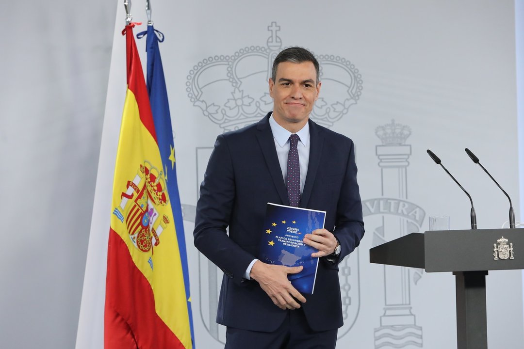 El presidente del Gobierno, Pedro Sánchez, a su llegada a una rueda de prensa tras la reunión del Consejo de Ministros en Moncloa, a 13 de abril de 2021, en Madrid (España).  