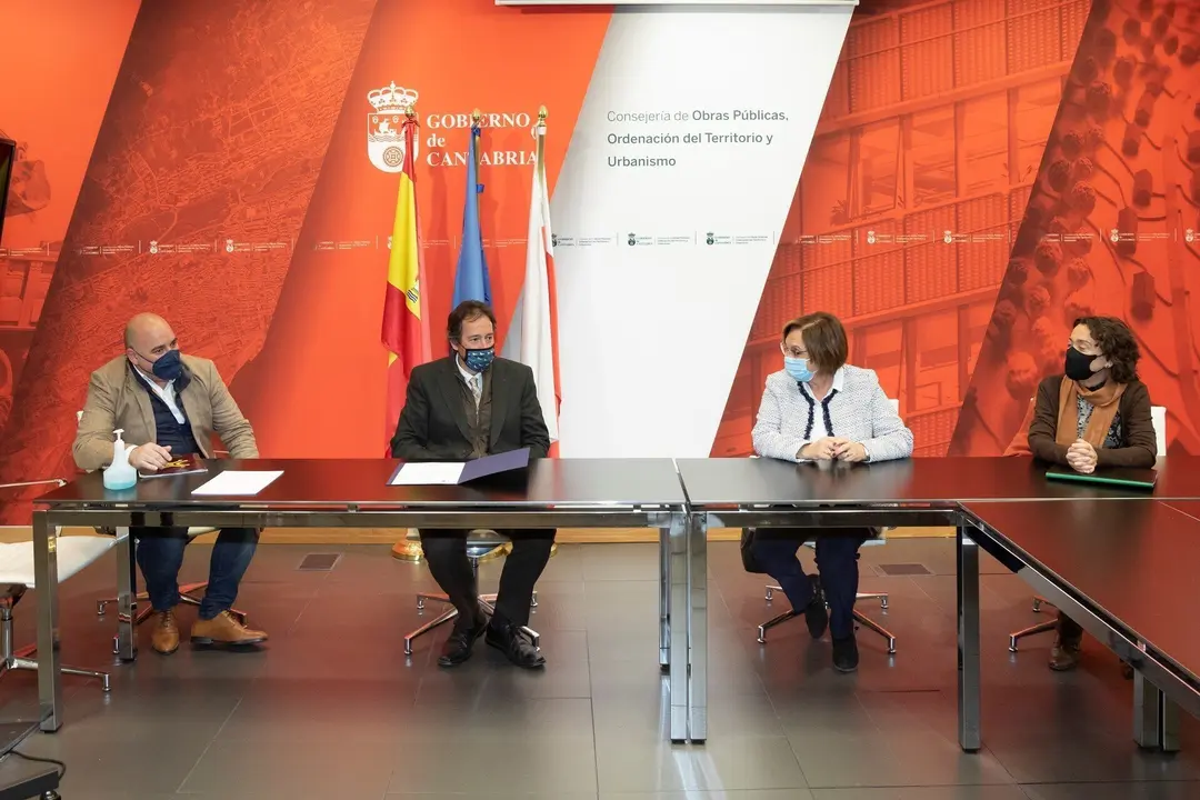 El consejero de Obras P&uacute;blicas, Ordenaci&oacute;n del Territorio y Urbanismo, Jos&eacute; Luis Gochicoa, recibe a la alcaldesa de Laredo, Rosario Losa