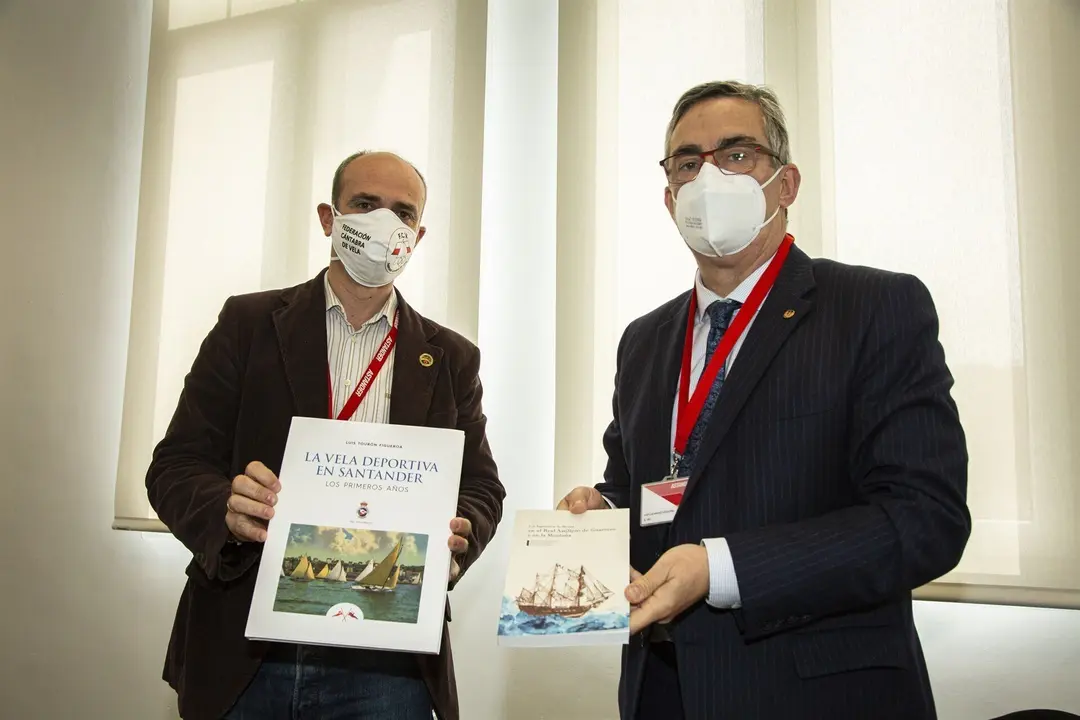 El presidente del Cl&uacute;ster MarCA, Juan Luis S&aacute;nchez, y el presidente de la Federaci&oacute;n C&aacute;ntabra de Vela, Fernando Mirapeix.