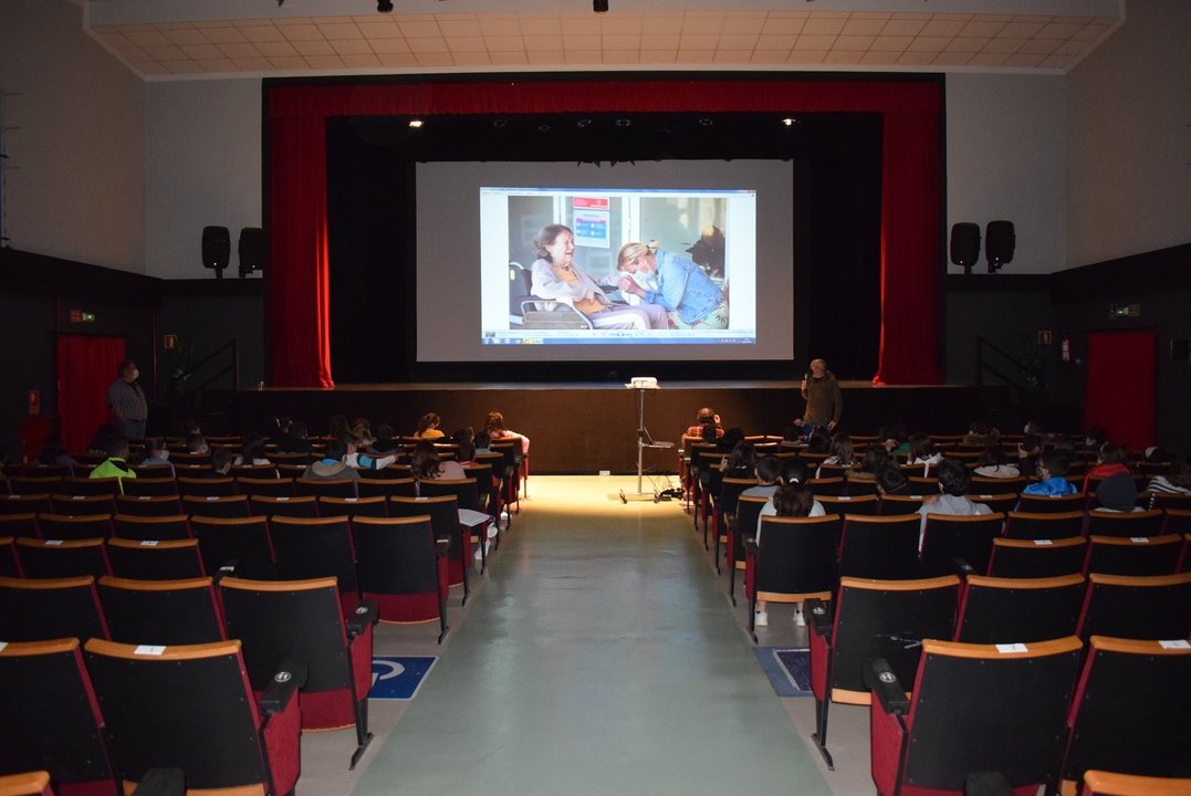 Encuentro celebrado este martes entre alumnos del colegio Antonio Robinet de Vioño de Piélagos y miembros de la Asociación Profesional de Fotoperoodistas de Cantabria (APFC).