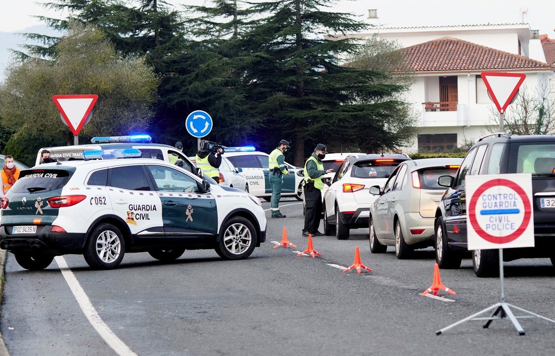 Archivo - Agentes de la Guardia Civil dan el alto a vehículos durante un control efectuado en Laredo, Cantabria.