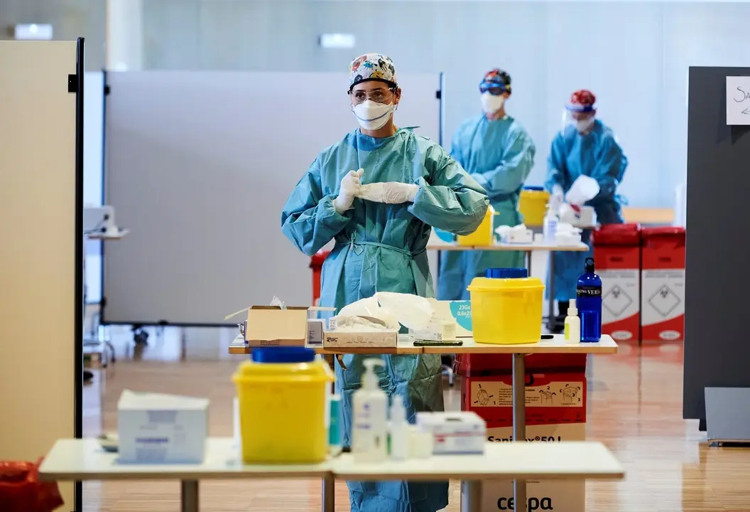 Una profesional sanitaria en un dispositivo de vacunaci&oacute;n en Santander.