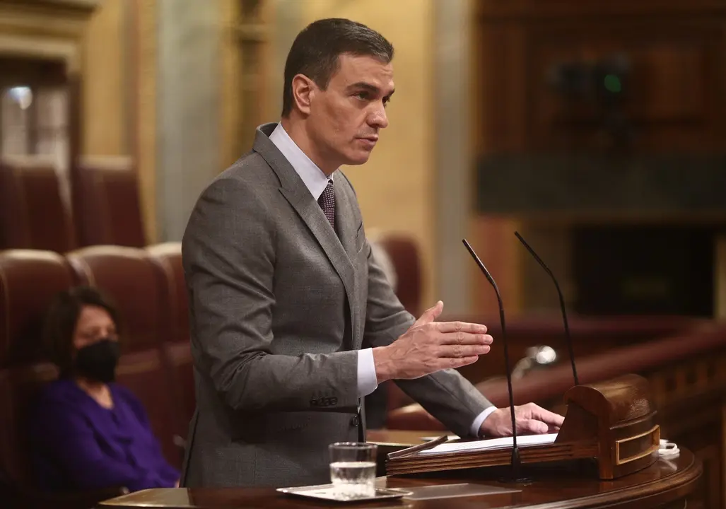 El presidente del Gobierno, Pedro S&aacute;nchez, interviene durante una sesi&oacute;n plenaria, a 14 de abril de 2021, en el Congreso de los Diputados, Madrid, (Espa&ntilde;a). Durante el pleno, el Gobierno dar&aacute; cuenta de los datos y gestiones realizadas durante el estado de