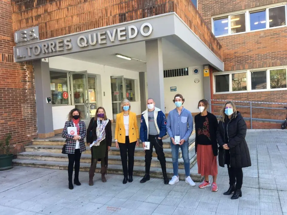 La consejera de Educaci&oacute;n con los alumnos ganadores del IES Torres Quevedo