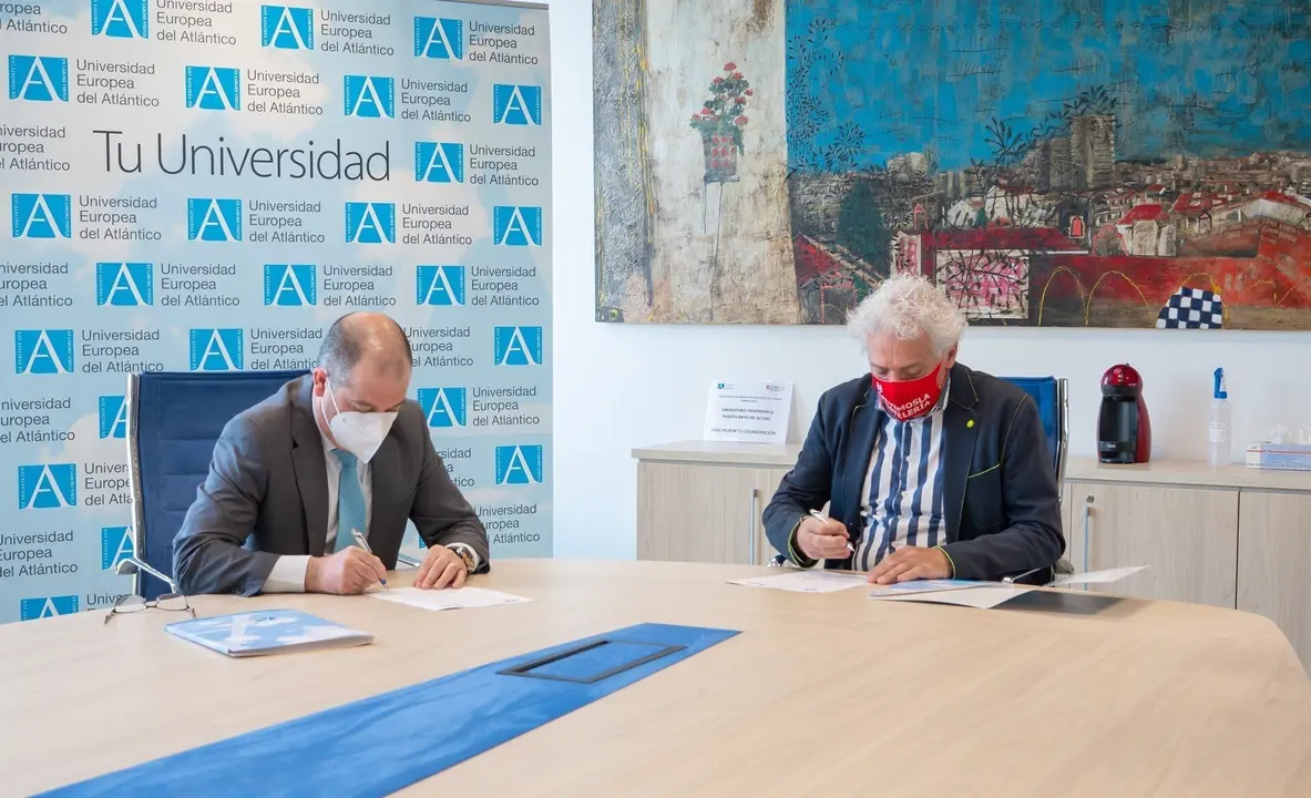 El rector de Uneatl&aacute;ntico, Rub&eacute;n Calder&oacute;n, y el presidente de la AEHC, &Aacute;ngel Cuevas