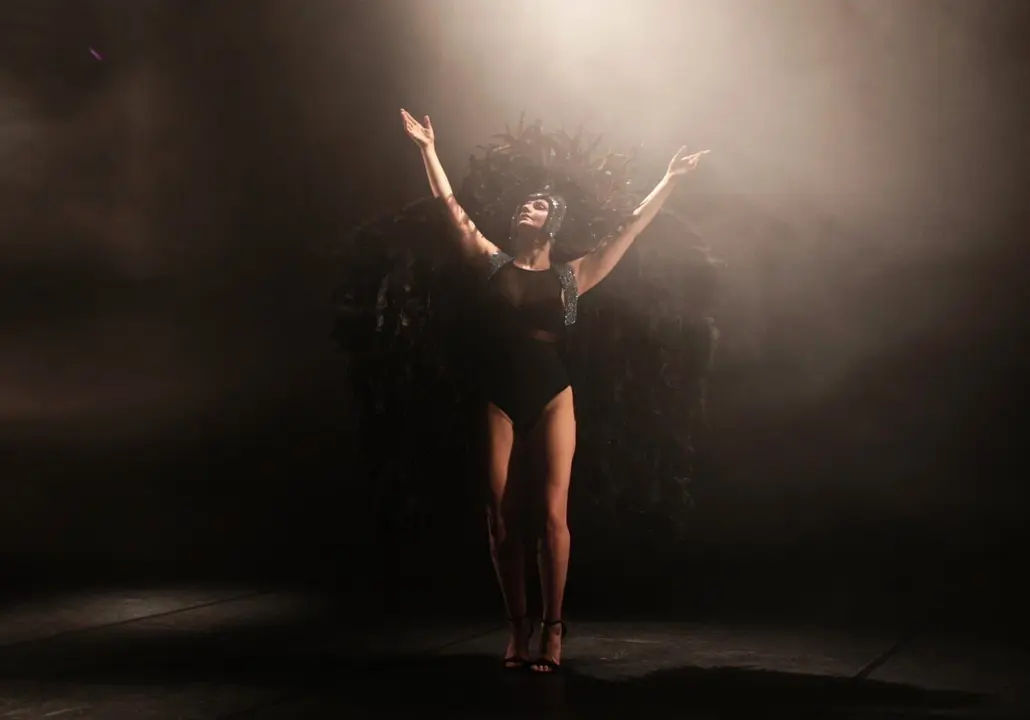 Escena del espect&aacute;culo de danza 'Hueco', de la core&oacute;grafa y bailarina Poliana Lima