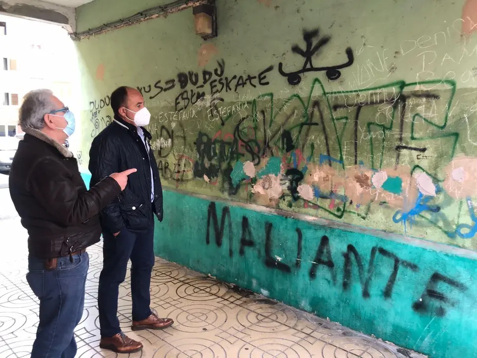 El concejal de Cs Torrelavega, Julio Ricciardiello, se re&uacute;ne con el presidente de la asociaci&oacute;n de vecinos de La Inmobiliaria, Gonzalo Llamosas