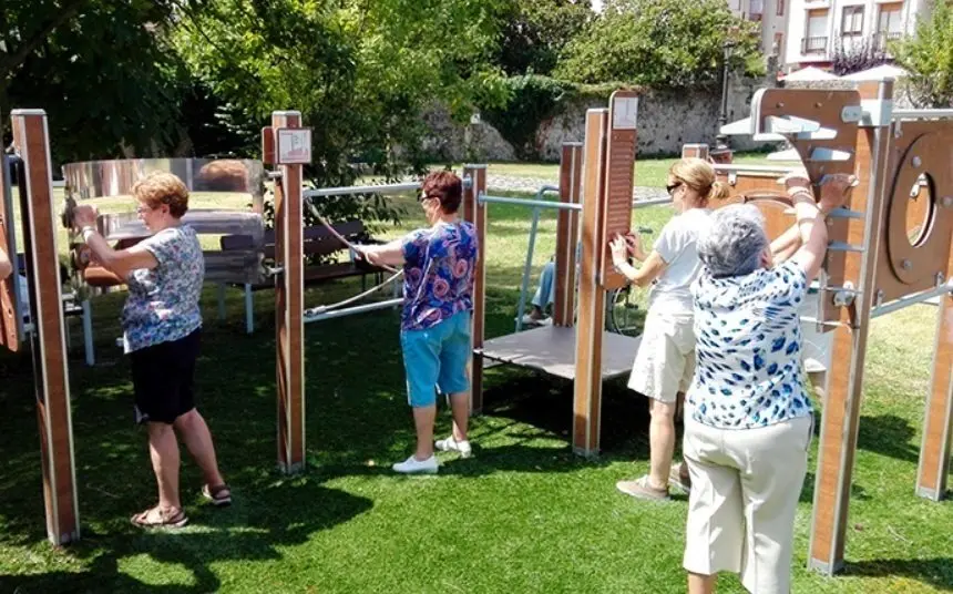 Mayores haciendo ejercicio.- Archivo