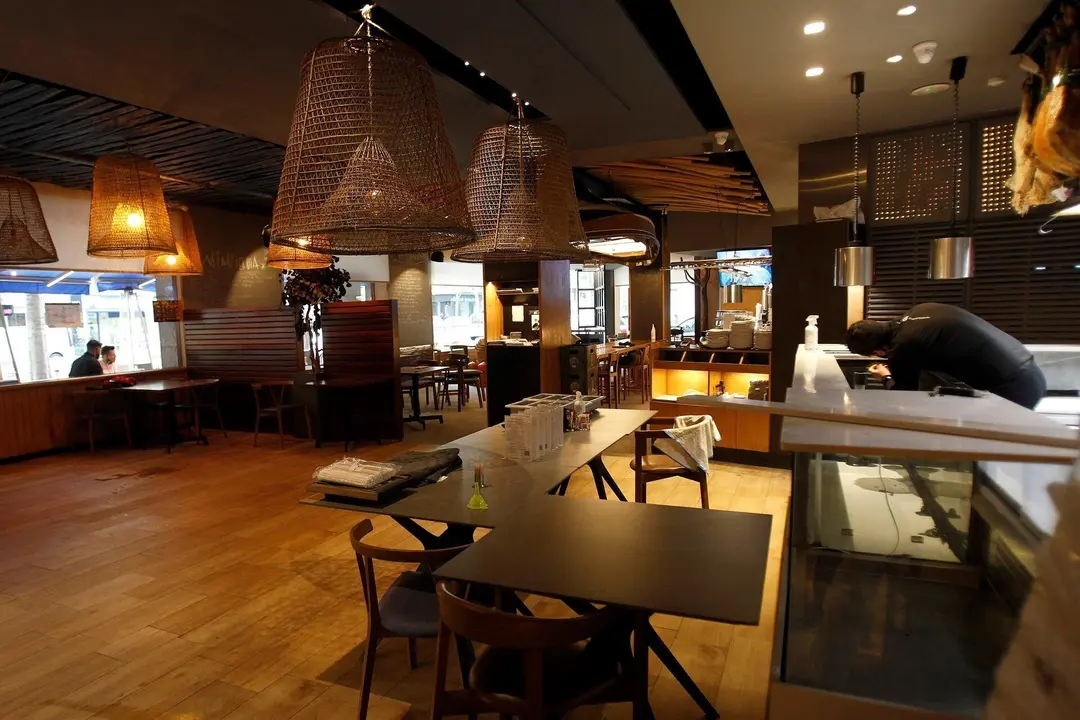 El interior de un bar.- Archivo