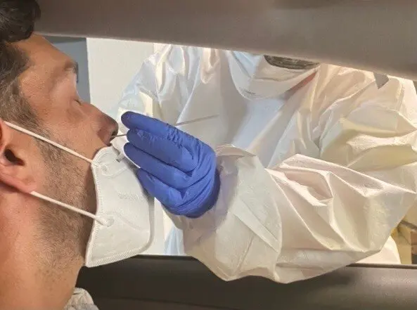 Un sanitario realiza un PCR.