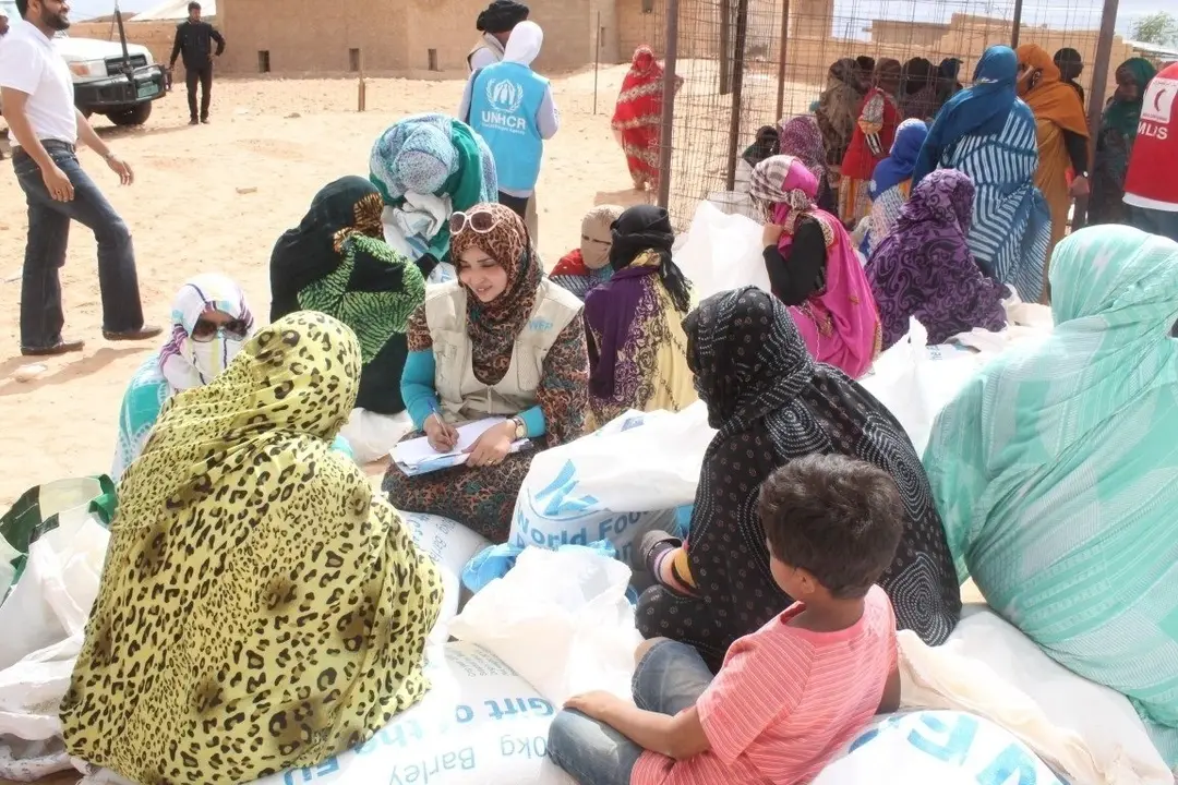 Archivo - Reparto de alimentos del Programa Mundial de Alimentos en los campamentos de Tinduf