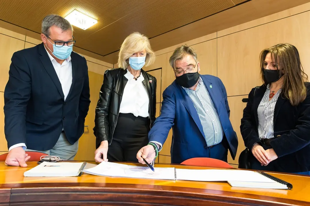 La consejera de Educaci&oacute;n y Formaci&oacute;n Profesional, Marina Lomb&oacute;, con el equipo directivo municipal de Noja