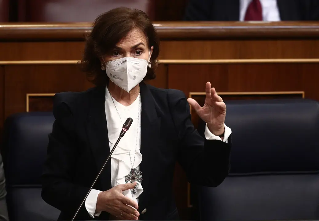 La vicepresidenta primera y ministra de la Presidencia, Relaciones con las Cortes y Memoria Democr&aacute;tica, Carmen Calvo, interviene durante una sesi&oacute;n de control al Gobierno, a 14 de abril de 2021, en el Congreso de los Diputados, Madrid, (Espa&ntilde;a)