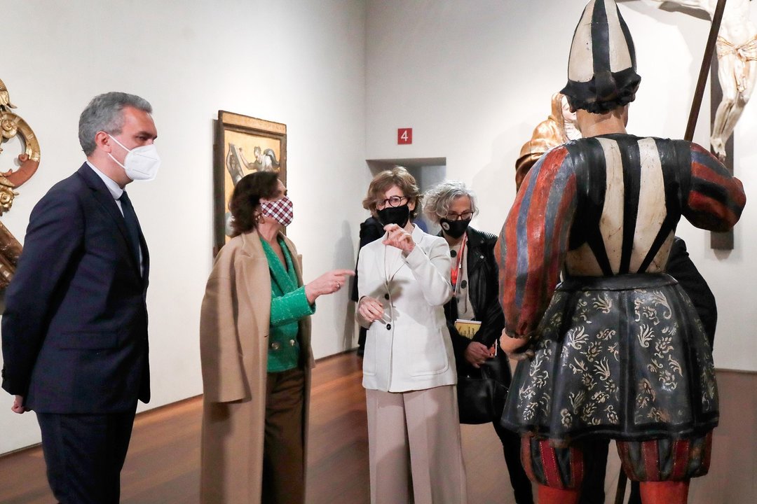 El delegado del Gobierno, Javier Izquierdo, la vicepresidenta primera del Gobierno, Carmen Calvo y la directora del Museo Nacional de Escultura de Valladolid, María Bolaños realizan un recorrido por las instalaciones del Museo Nacional de Escultura.
