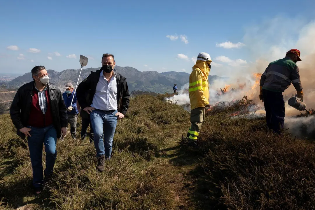 Guillermo Blanco en la finca de La Jerrizuela, durante la pr&aacute;ctica de quemas controladas