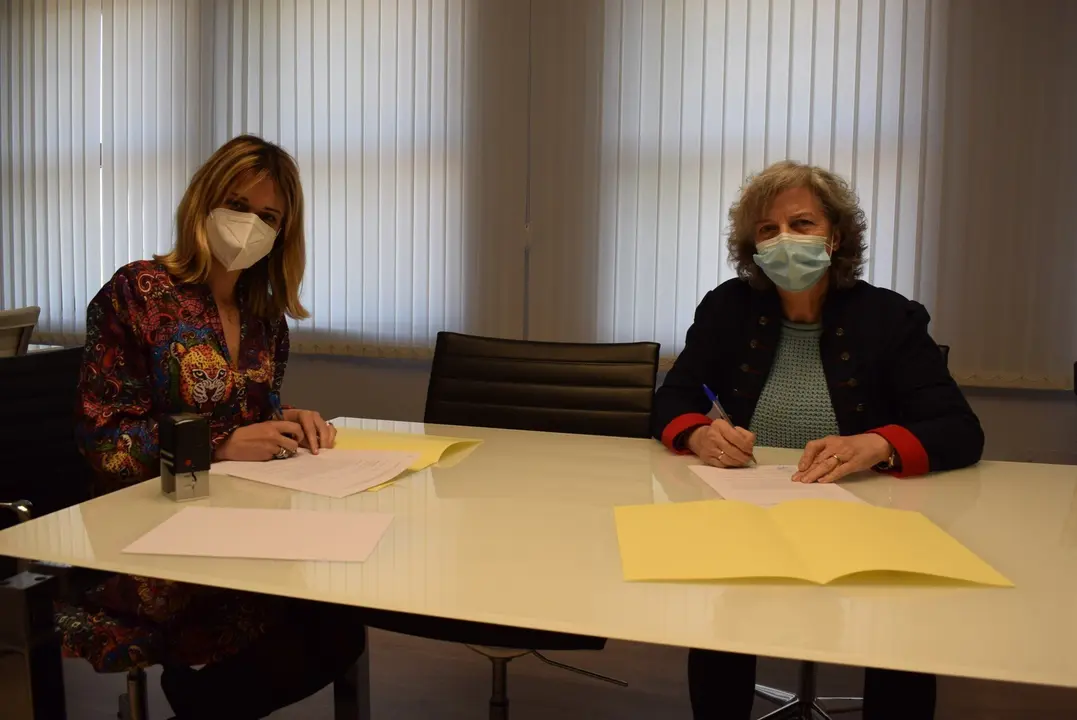 La alcaldesa de Pi&eacute;lagos, Ver&oacute;nica Samperio, y la presidenta de FETEACAN, Elisa Sainz, firman el convenio de colaboraci&oacute;n para organizar la  muestra de teatro amateur