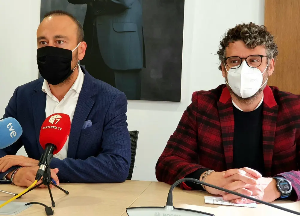 El alcalde de Torrelavega, Javier L&oacute;pez Estrada, y el concejal de Movilidad, Gerson Lizari