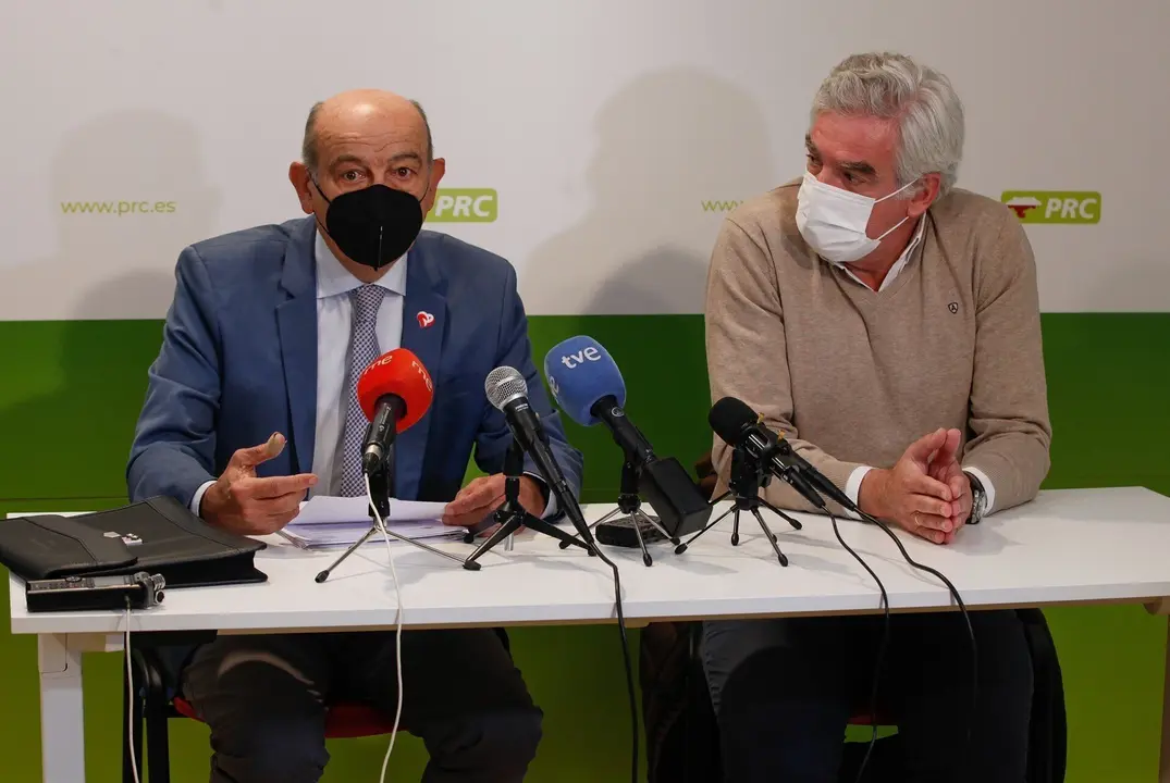 El diputado nacional regionalista, Jos&eacute; Mar&iacute;a Maz&oacute;n, y el secretario general del PRC en Santander, Jos&eacute; Mar&iacute;a Fuentes-Pila, en rueda de prensa
