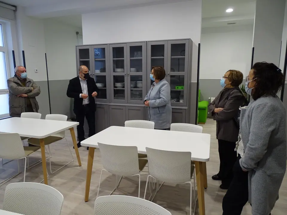 La alcaldesa de Laredo, Charo Losa, visita las instalaciones del proyecto de viviendas tuteladas de Ampros