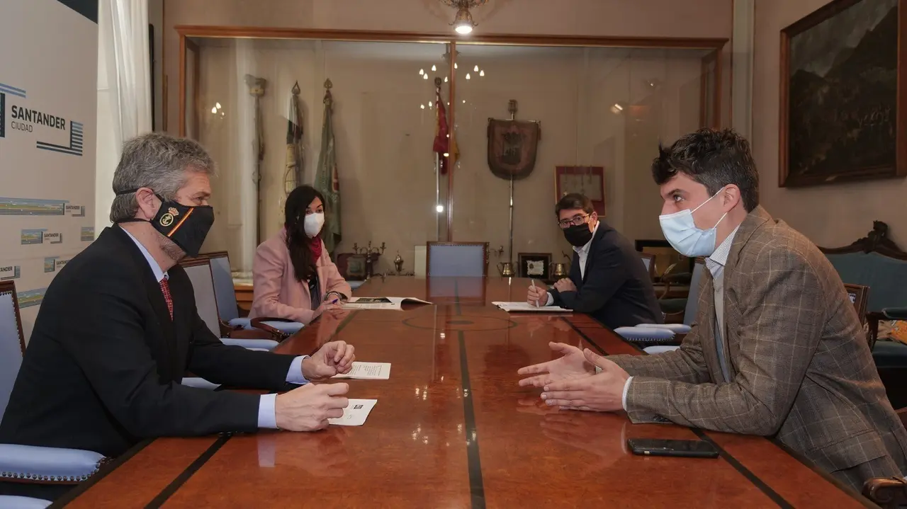 Reuni&oacute;n de Cs y PSOE en el Ayuntamiento de Santander