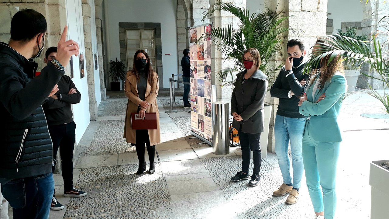 Representantes de los grupos del Parlamento de Cantabria en la inauguración de la muestra sobre mujeres indígenas en Bolivia