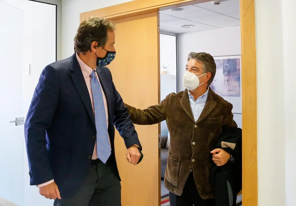 El consejero con el alcalde de Selaya