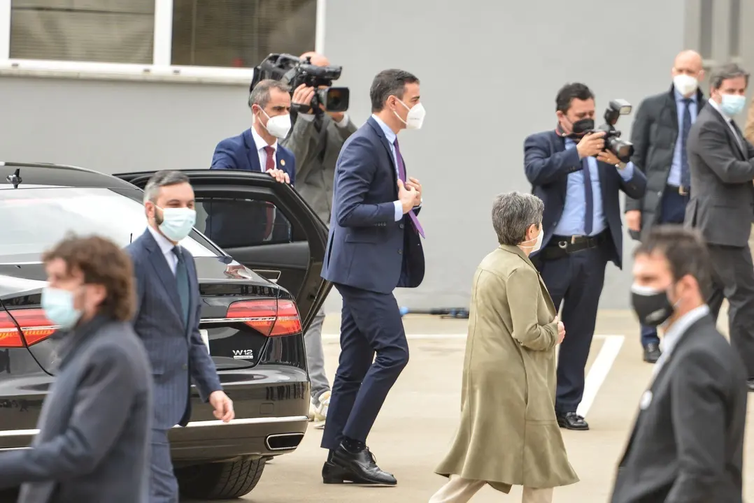 El presidente del Gobierno, Pedro S&aacute;nchez (c), a su llegada a las instalaciones de la farmac&eacute;utica Hipra, a 16 de abril de 2021, en Amer, Girona, Catalunya (Espa&ntilde;a). El jefe del Ejecutivo se reunir&aacute; con responsables de la compa&ntilde;&iacute;a Hipra, que tiene abierta
