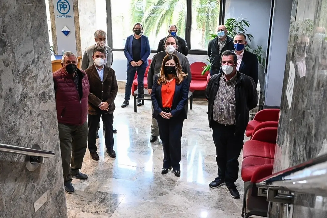 La presidenta del PP de Cantabria, Mar&iacute;a Jos&eacute; S&aacute;enz de Buruaga, con alcaldes y portavoces del partido en los ayuntamientos de Valles Pasiegos