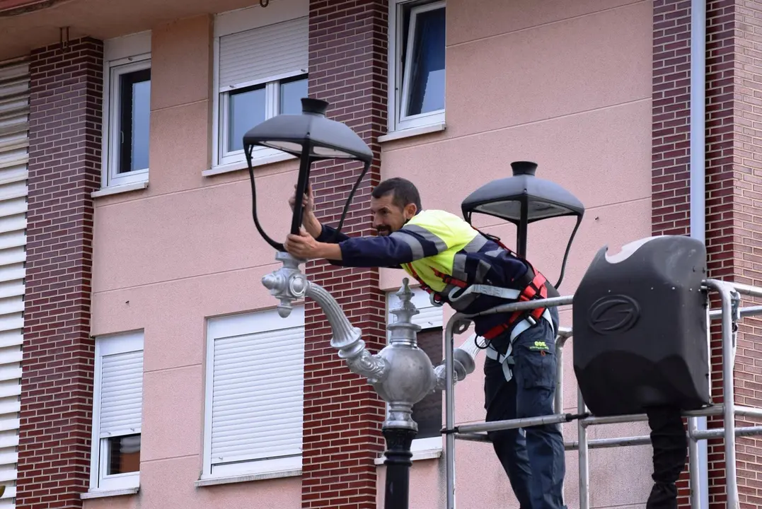 Archivo - Cambio de iluminaci&oacute;n en los pueblos de Pi&eacute;lagos