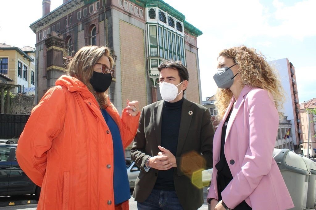 El diputado nacional del PSOE, Pedro Casares, junto  la delegada del Gobierno, Ainoa Quiñones (dch) y la concejala Concha González, frente al Palacio de Cortiguera