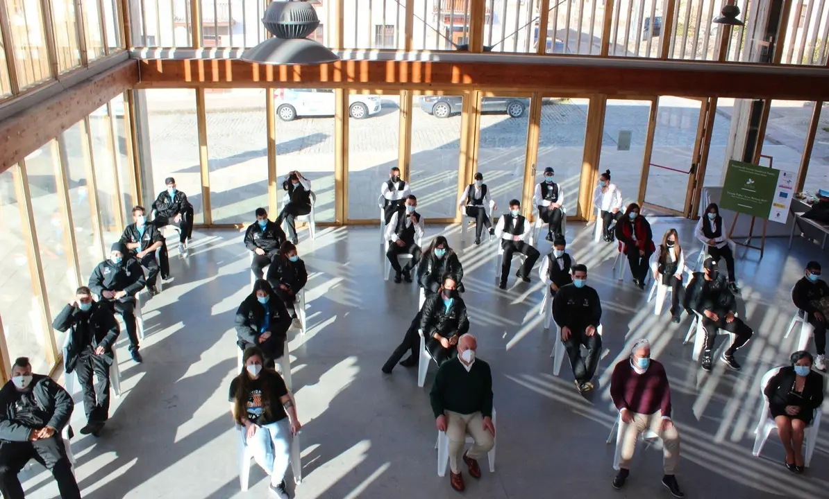 Los alumnos de la Escuela Talelr de Reinosa en el acto de firma de los contratos