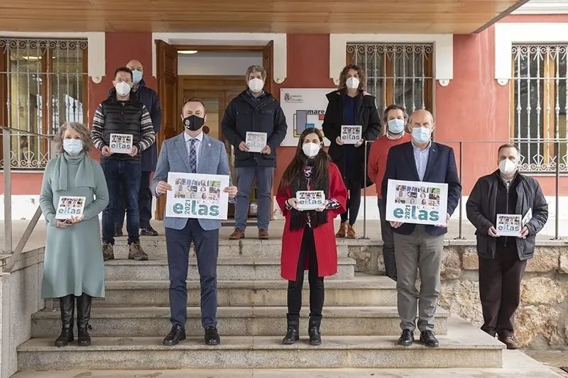 12:30.- Sede de MARE (Carretera Torres &ndash; Reoc&iacute;n, barrio La Barquera, 13)

Foto del consejero con el calendario sobre la mujer elaborado por MARE.

