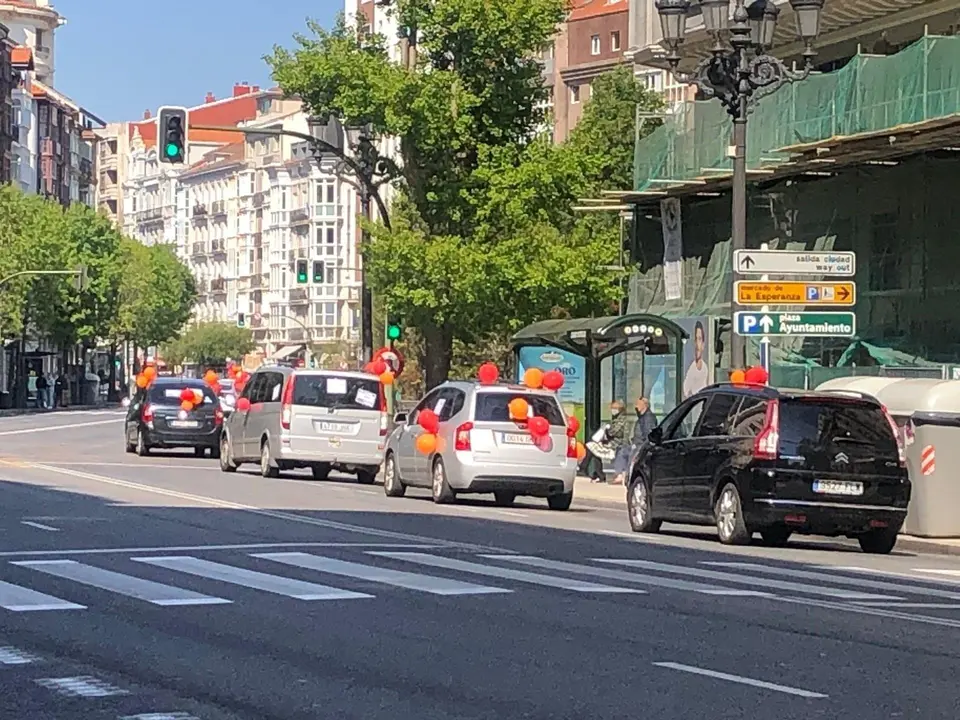 Caravana de veh&iacute;culos en Santander en contra de la "externalizaci&oacute;n" de servicios en el ICASS