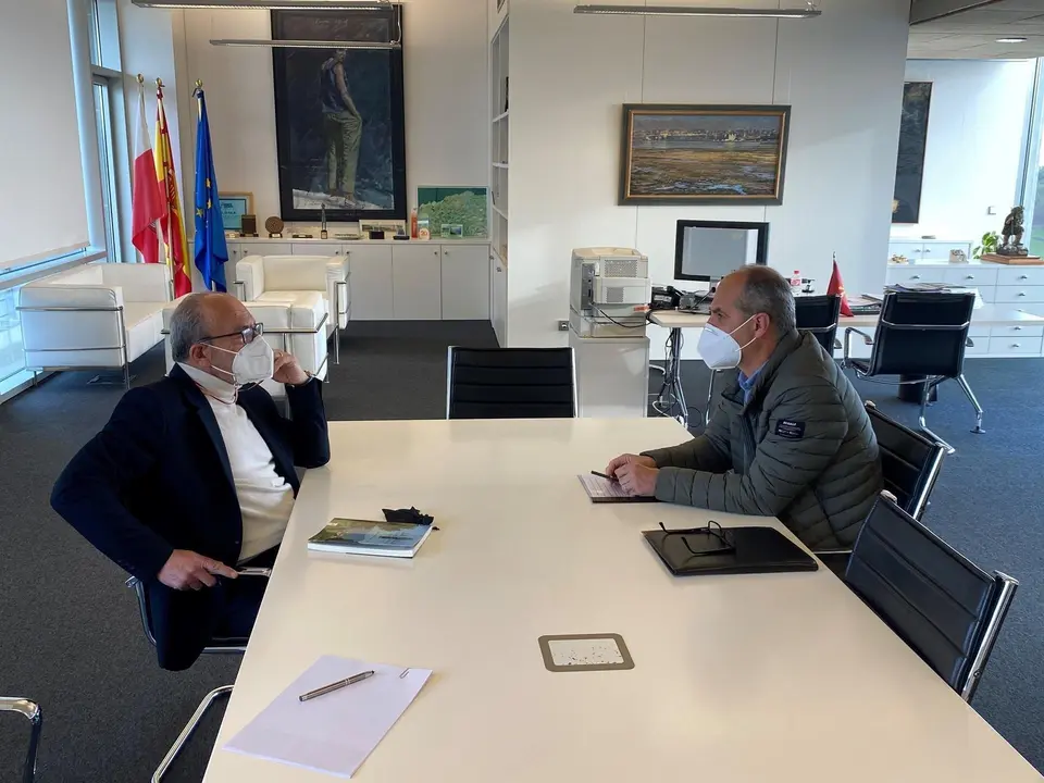 El consejero de Industria, Turismo, Innovaci&oacute;n, Transporte y Comercio, Javier L&oacute;pez Marcano, y el alcalde de Escalante, Francisco Sarabia