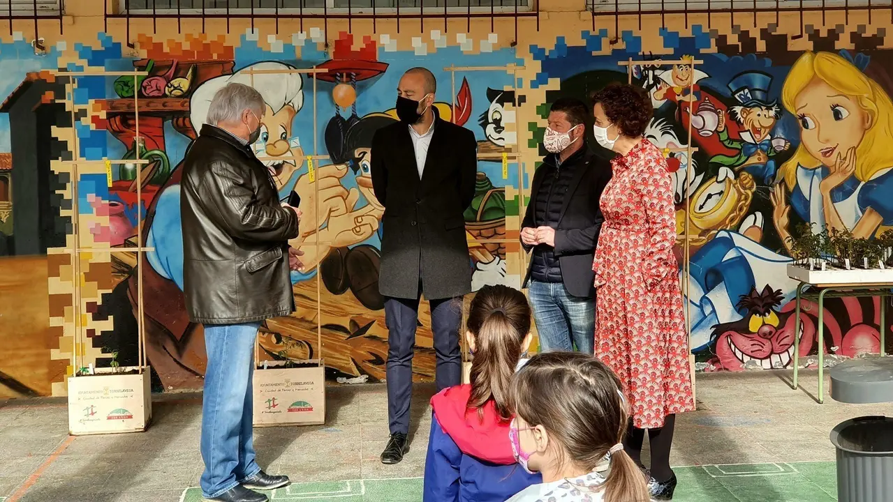 El proyecto 'Tomate Herencia de Torrelavega' reparte plantas de tomate a los escolares